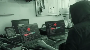 Desarrollador trabajando en OpenClaw con múltiples pantallas y laptops en un ambiente de estilo cinematográfico monocromático